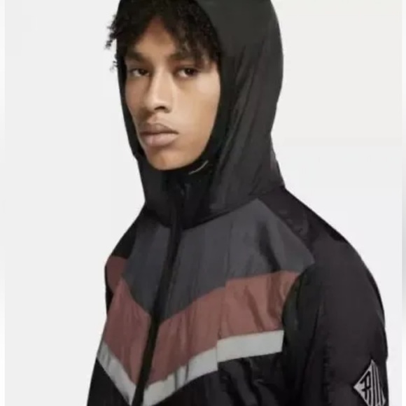Nike Erkek Wild Run Windrunner Running Tech Kapşonlu Ceket CU5738-010 (Renk Siyah / Beden L) Nike Erkek Wild Run Windrunner Running Tech Kapşonlu Ceket CU5738-010 (Renk Siyah / Beden L)